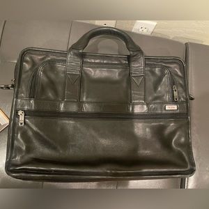 Tumi Men’s black leather slimline computer case